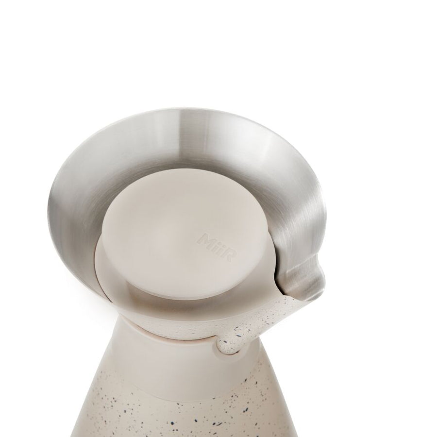 new-standard-carafe-l8 WebPDP-33oz_New_Standard_Carafe_Desert_Tan_Speckle_Studio__CAR1SVOS224_45_Lid_On.jpg